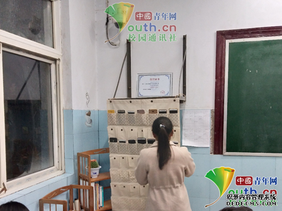 图为该班一同学在上课前放手机。中国青年网通讯员 胡洋 摄